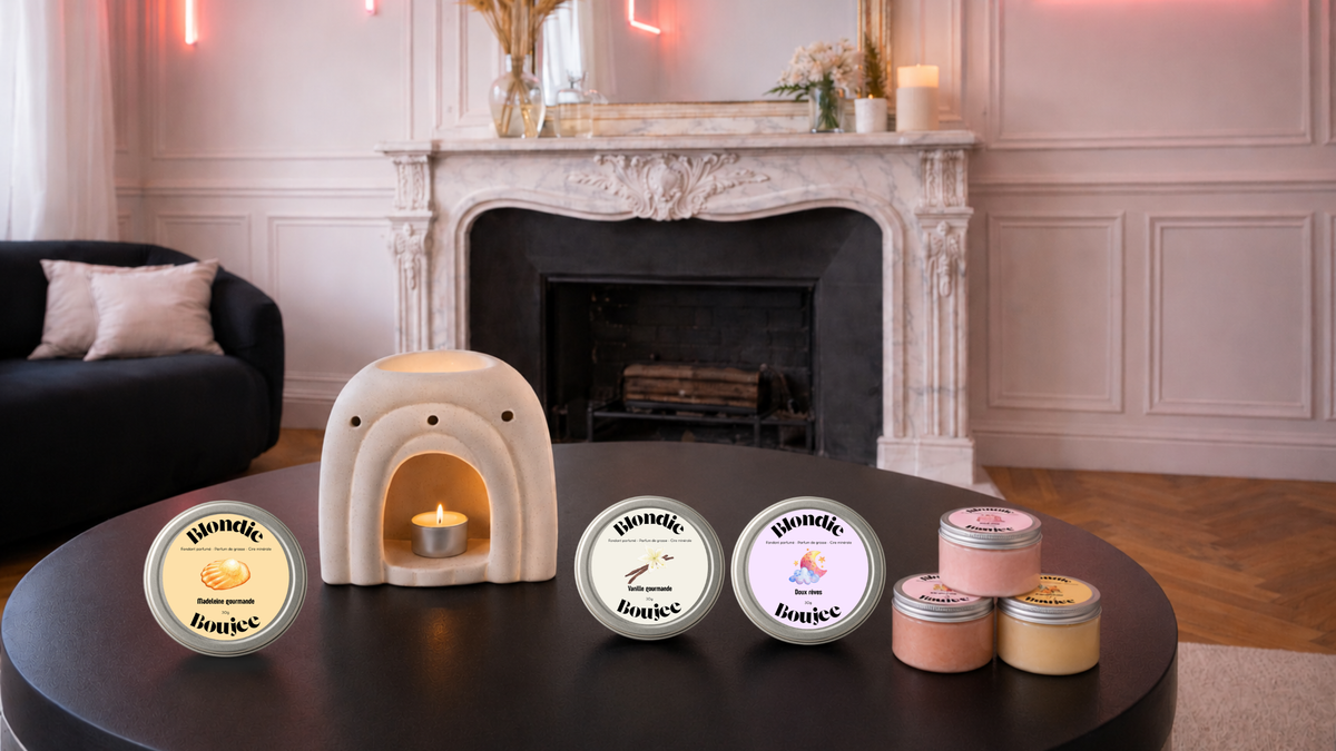 Brûle-parfum en forme d'arche minimaliste avec 6 fondants parfumés en gel Blondie Boujee autour sur une table dans un appartement luxueux haussmanien
