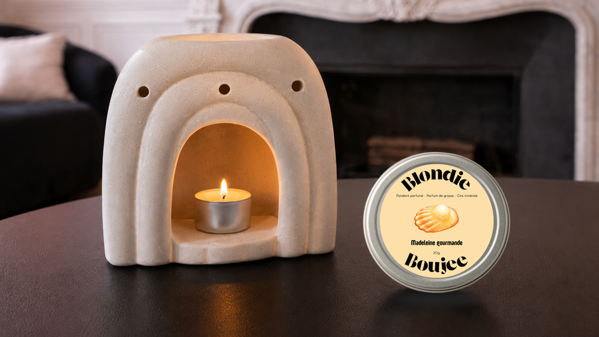 Fondant parfumé Blondie Boujee senteur Madeleine Gourmande posé à côté d'un brûle-parfum